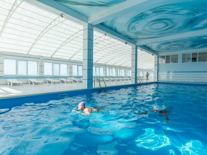 «Летели на Кубу с пересадкой, а Трамп и тут достал»: Шарджа в шоке, русские туристы купаются, министр обороны Италии застрял в Дубае