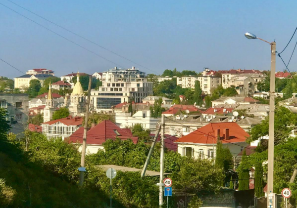 «Водопад «Кобра», собственный игровой лабиринт, морские пейзажи». Чем готовы удивлять арендные дома в Севастополе?