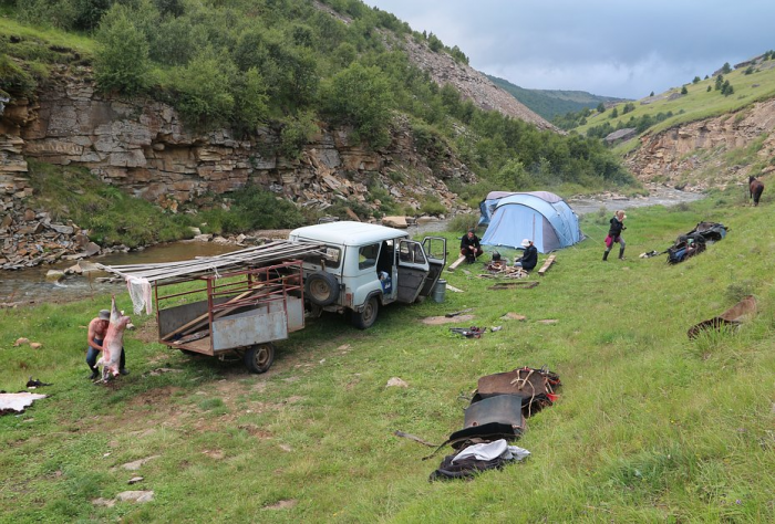 «Закрой глаза и держись за седло» Россиянка преодолела верхом на коне самые труднодоступные маршруты России. Как ей это удалось?
