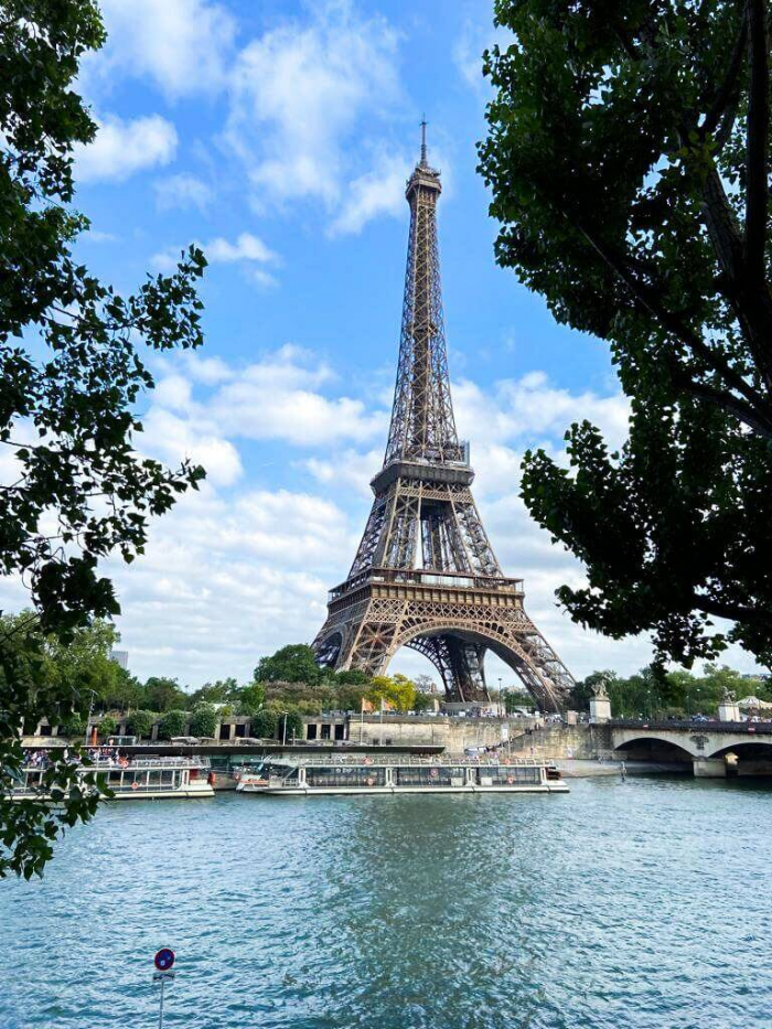 Как часто красят Эйфелеву башню и во сколько это обходится