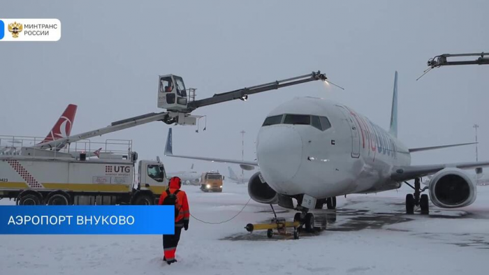 Аэропорты Москвы в условиях сильного снегопада работают в штатном режиме