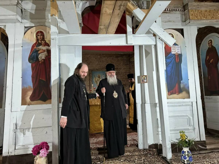Митрополит Кирилл освятил колокола для деревянного храма XIX века в селе Люткин