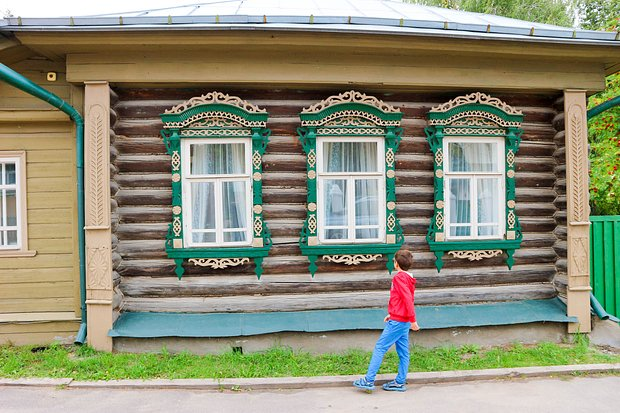 «Нользвездочный отель с уличным туалетом» Что такое избинг и почему россияне готовы платить сотни тысяч за отдых в глуши?