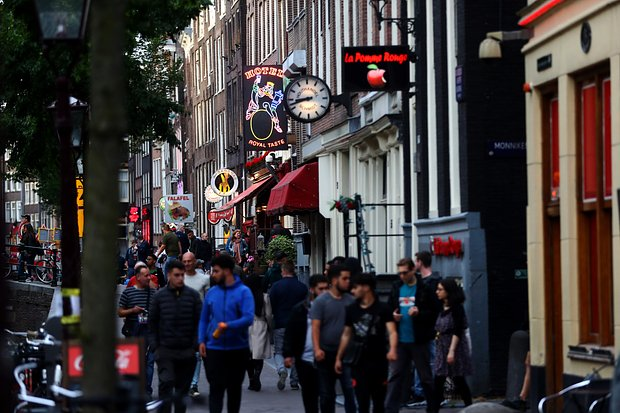 Амстердам решил избавиться от имиджа города грехов. И для этого собирается строить «мегабордель»