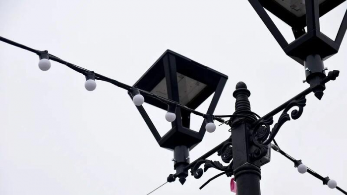 В Барнауле начали устанавливать новогодний городок на Мало-Тобольской