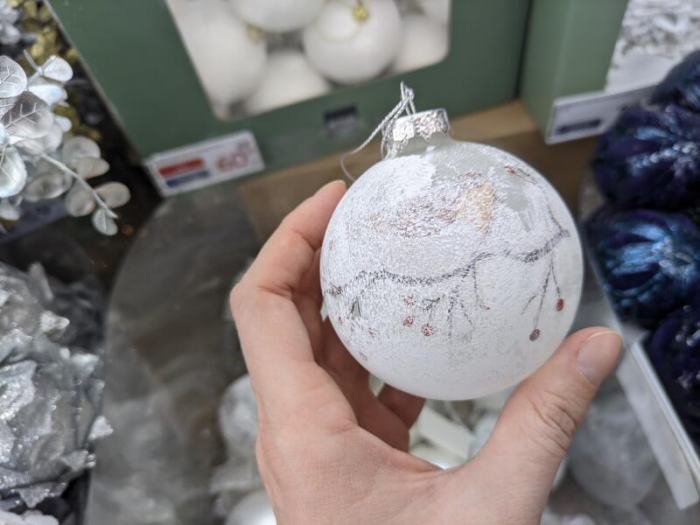 Мохнатые, аппетитные и черные. Какие новогодние игрушки можно найти в магазинах Барнаула