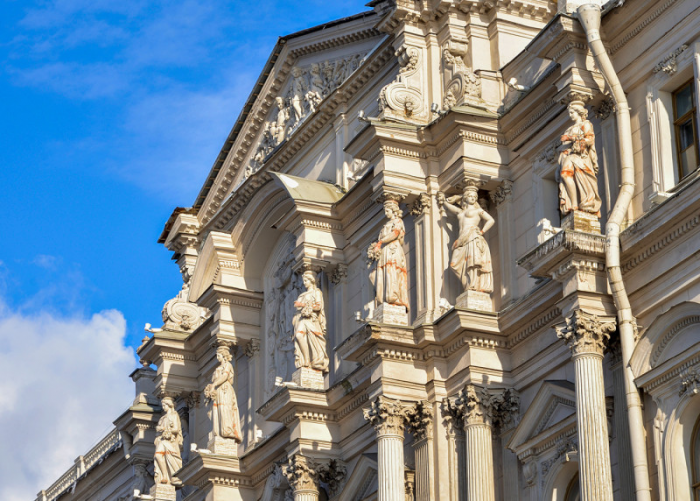 В чём заключаются тайны атласов Санкт-Петербурга?