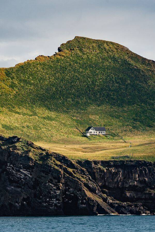 Где находится тот самый одинокий дом на острове и кто в нём живёт