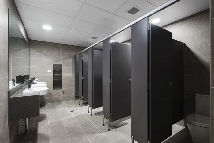 7 причин, почему в общественных туалетах дверь не достает до пола