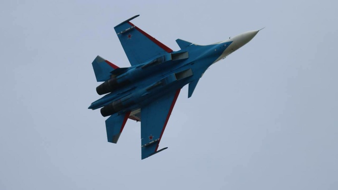 Рев моторов и искры в небе. "Русские витязи" показали грандиозное авиашоу над Обью