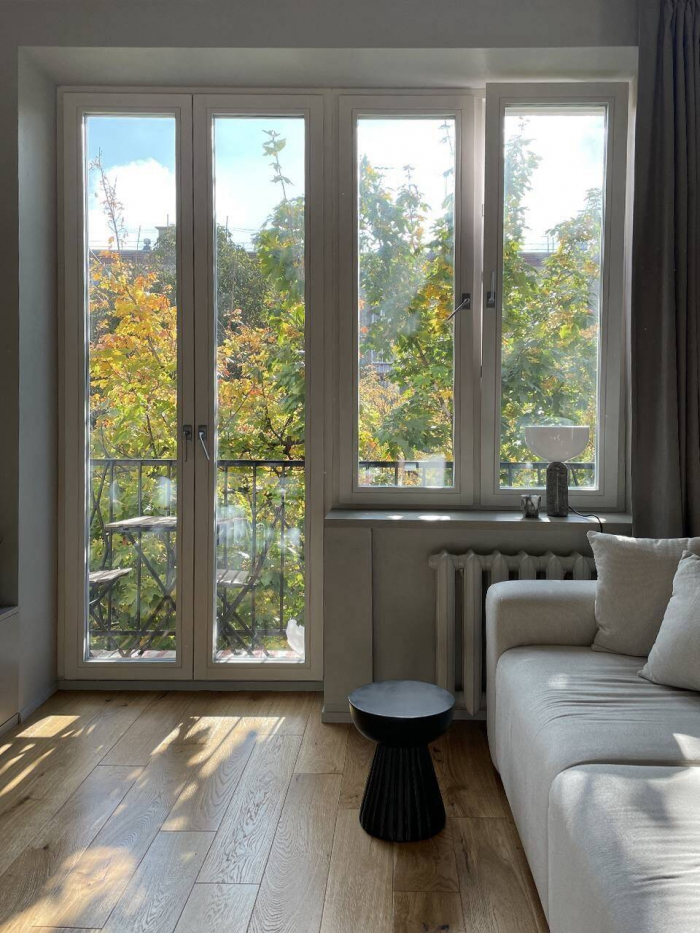 Для чего в отеле стоит подвесить стакан на ручку двери