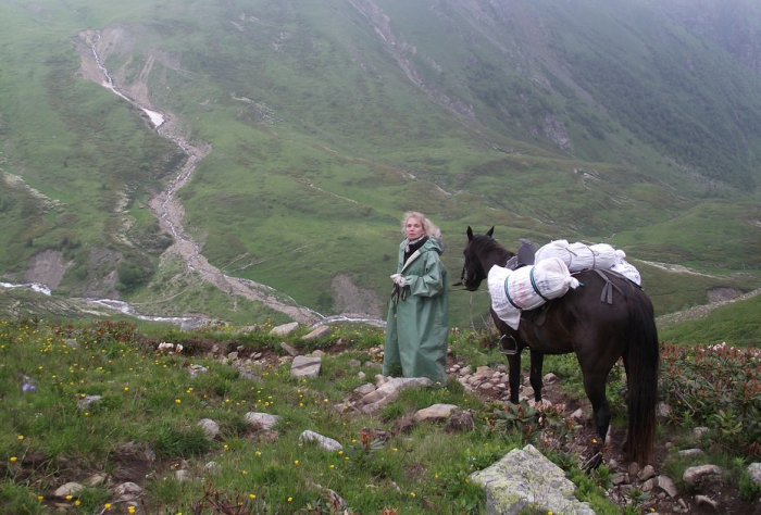 «Закрой глаза и держись за седло» Россиянка преодолела верхом на коне самые труднодоступные маршруты России. Как ей это удалось?