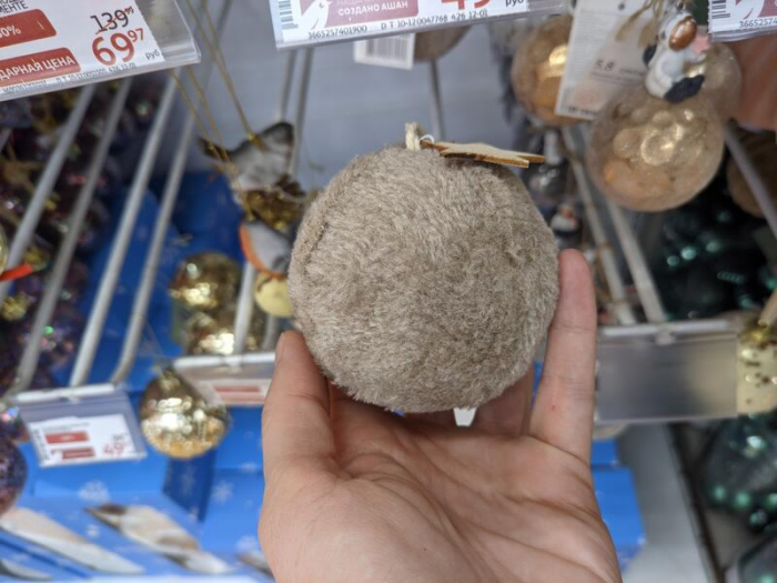 Мохнатые, аппетитные и черные. Какие новогодние игрушки можно найти в магазинах Барнаула