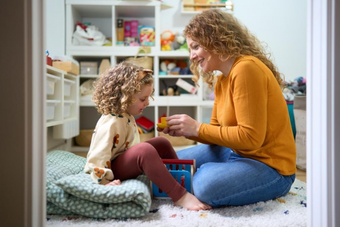 «Горячо-холодно», «Салон красоты» и «Доктор»: 10 ленивых игр для уставших родителей