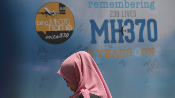 Родные пассажиров и экипажа пропавшего рейса MH370 потребовали возобновить поиск