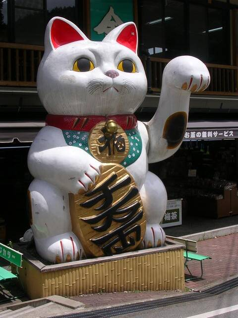 Что означает манэки-нэко и почему эти фигурки так распространены в Японии