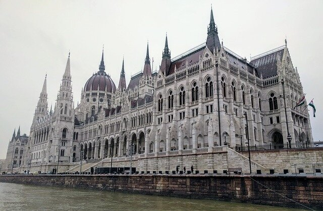 Почему здание венгерского парламента такое большое?