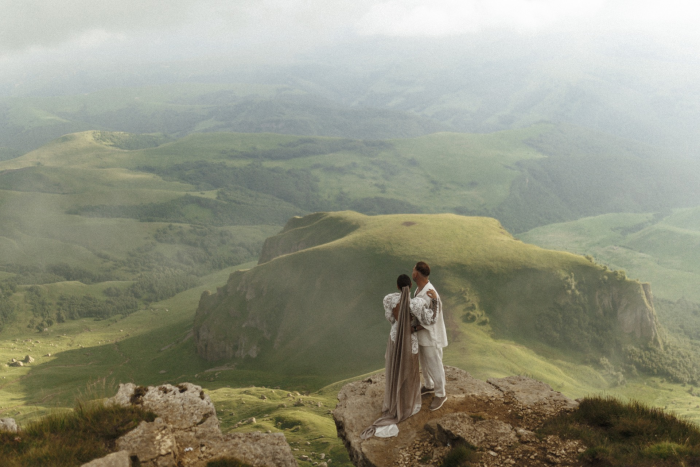 Выездная церемония в горах и платье невесты с отсылками к традициям народа Кавказа - свадьба на плато Бермамыт