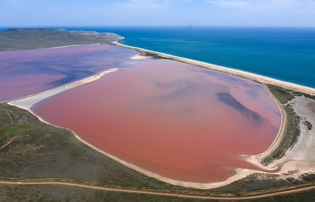 Горящие горы, поющие пески и розовое озеро. Где в России увидеть самые необычные природные явления?