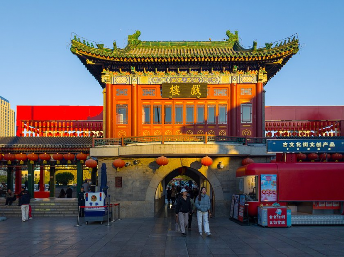 Россияне массово устремились в Китай на Новый год. Там их ждет «пивозаправка», улица роботов и родина Конфуция