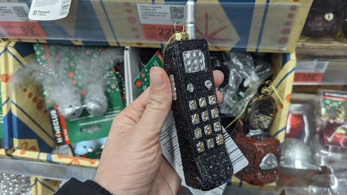 Мохнатые, аппетитные и черные. Какие новогодние игрушки можно найти в магазинах Барнаула