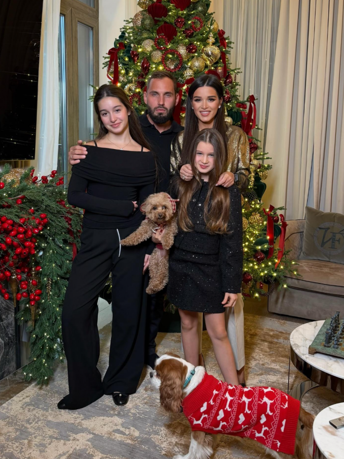 Сушки вместо шаров и гирлянды, которые видно из космоса: самые красивые новогодние елки российских звезд 2026