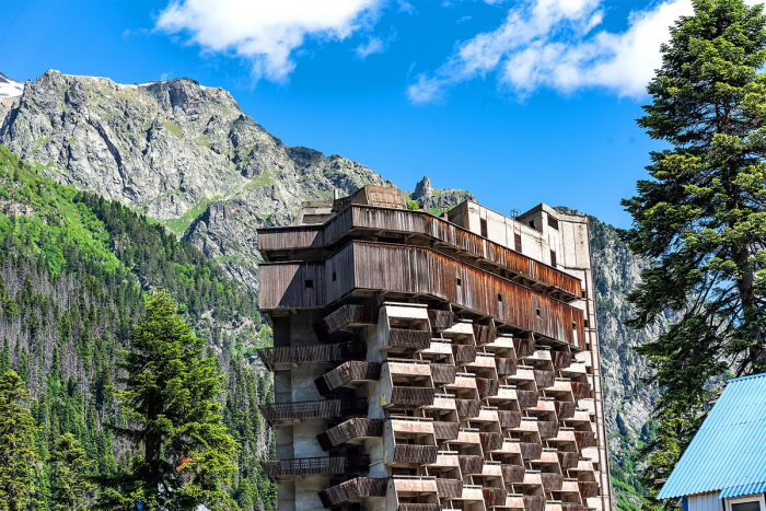 Культовое наследие СССР на Северном Кавказе забросили, а потом разрушили: зачем снесли легендарную гостиницу