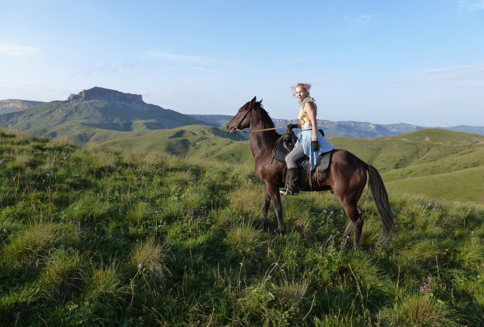 «Закрой глаза и держись за седло» Россиянка преодолела верхом на коне самые труднодоступные маршруты России. Как ей это удалось?