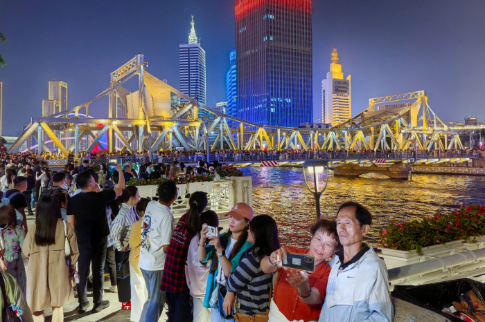 Россияне массово устремились в Китай на Новый год. Там их ждет «пивозаправка», улица роботов и родина Конфуция