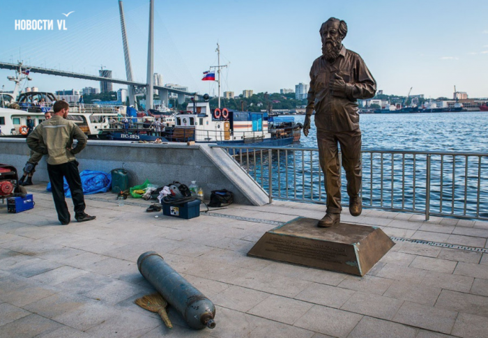 Во Владивостоке спрятали памятник Солженицыну