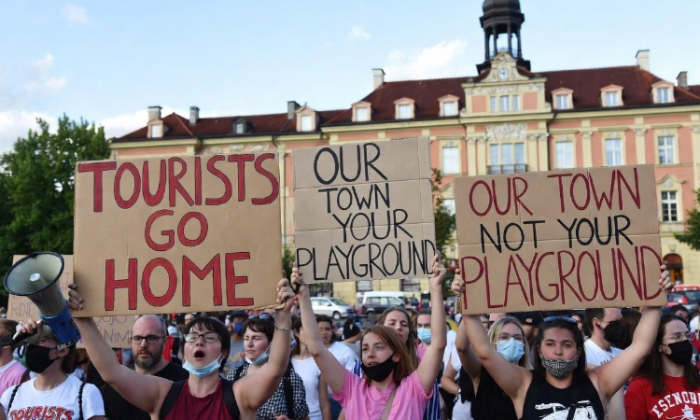 В Европе жители протестуют против туристов и роста цен на жильё