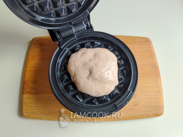 Венские вафли с бананом и клубникой