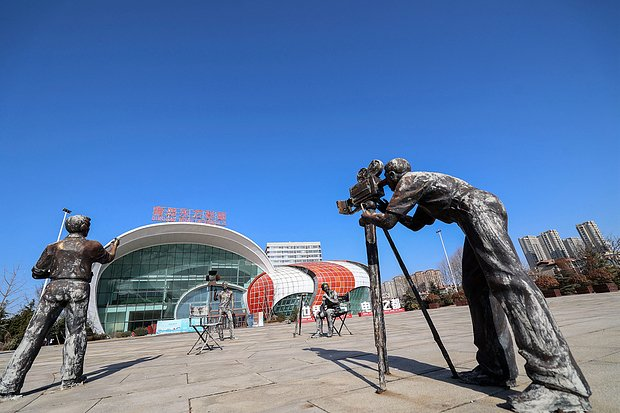 Россияне массово устремились в Китай на Новый год. Там их ждет «пивозаправка», улица роботов и родина Конфуция