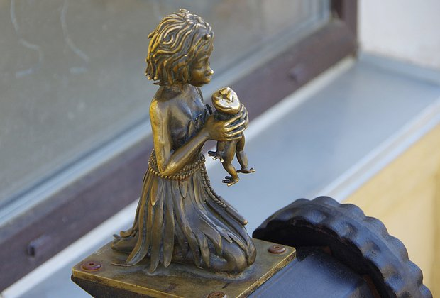 Хомлины, ангелы и грибы с глазами Российские туристы начали охоту за уникальными скульптурами. Где они их находят?