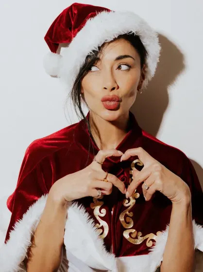 Париж, дети и нарядные ёлки: как Селена Гомес, Виктория Лопырёва, Иванка Трамп, Виктория Манасир и Софья Таюрская отметили католическое Рождество