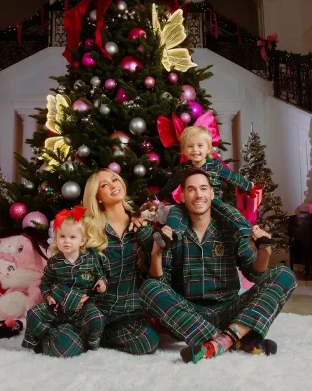 Париж, дети и нарядные ёлки: как Селена Гомес, Виктория Лопырёва, Иванка Трамп, Виктория Манасир и Софья Таюрская отметили католическое Рождество