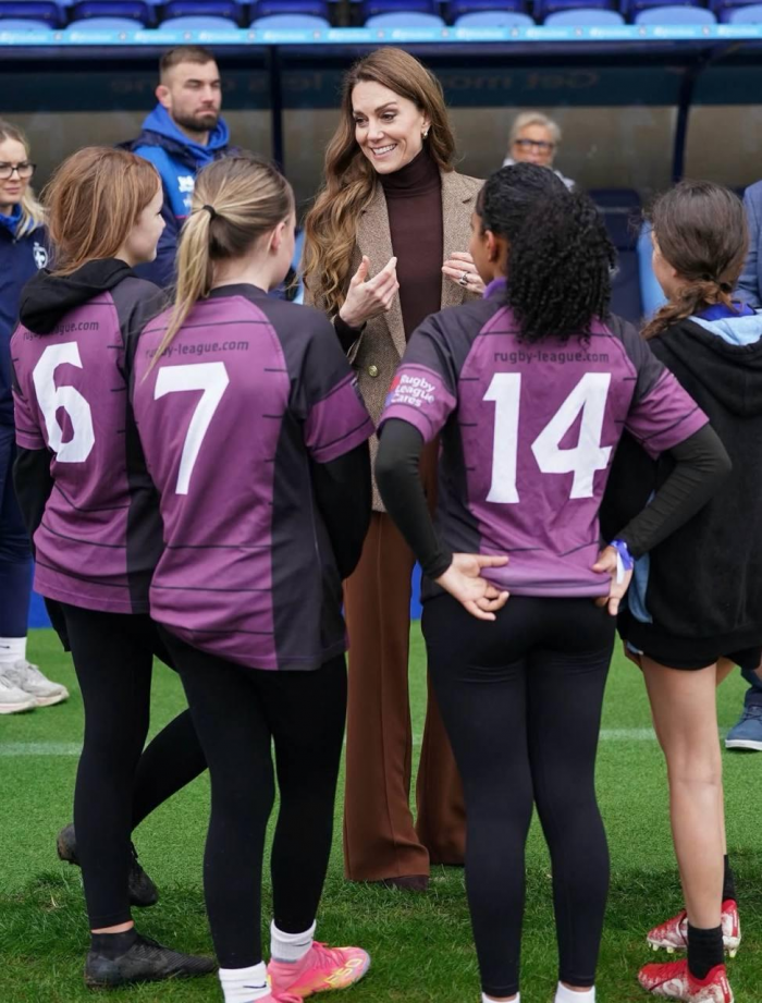 С необычной прической и в карамельном костюме: новый выход Кейт Миддлтон обсуждают в Сети