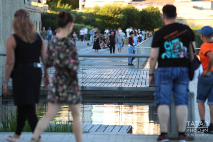 Летний вайб на озере Кабан: здесь будут медитировать, смотреть кино, пить кофе и встречать закаты