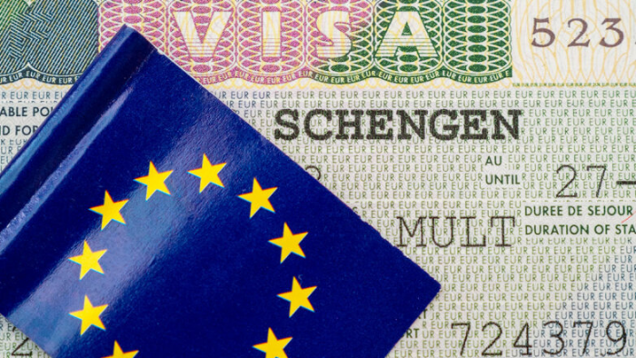 Туроператоры предупредили, что россиянам стали дольше оформлять шенгенские визы