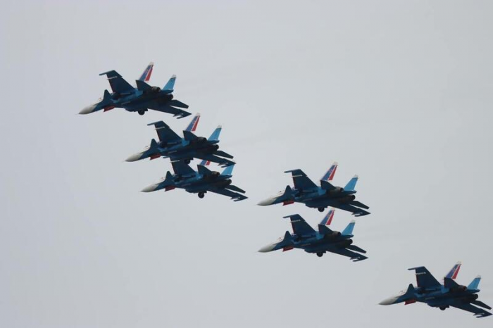 Рев моторов и искры в небе. "Русские витязи" показали грандиозное авиашоу над Обью