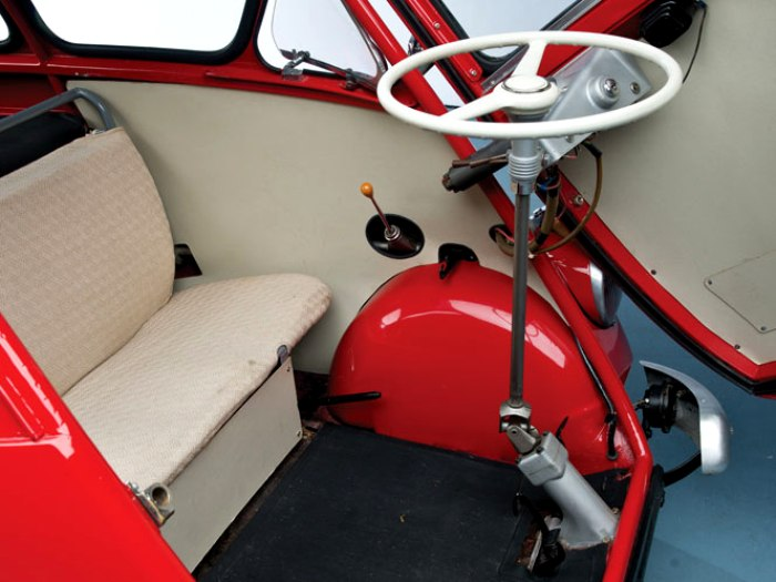 Гибрид холодильника и мотороллера: как неказистый Iso Isetta помог BMW не обанкротиться