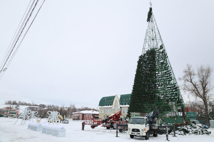 Главная городская елка на площади Свободы в Барнауле обзавелась звездой и "зеленеет". Фото
