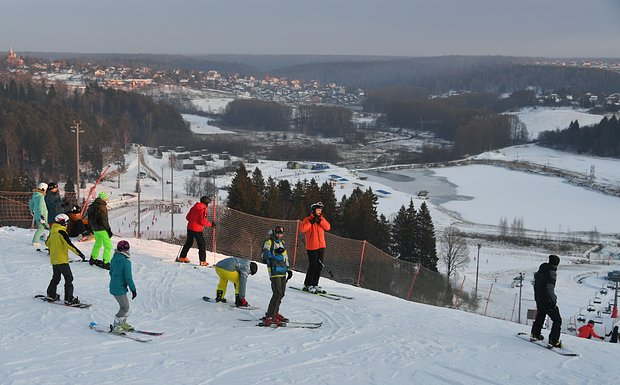 Лучшие горнолыжные курорты России. Где можно покататься на лыжах и сноуборде зимой 2025-2026?