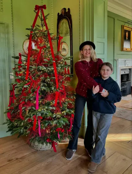 Париж, дети и нарядные ёлки: как Селена Гомес, Виктория Лопырёва, Иванка Трамп, Виктория Манасир и Софья Таюрская отметили католическое Рождество