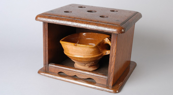 Тепло в кармане, под столом и у ног: как раньше спасались от холодов