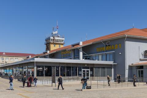 Как бомжи: в аэропорту Краснодара людям пришлось спать на полу