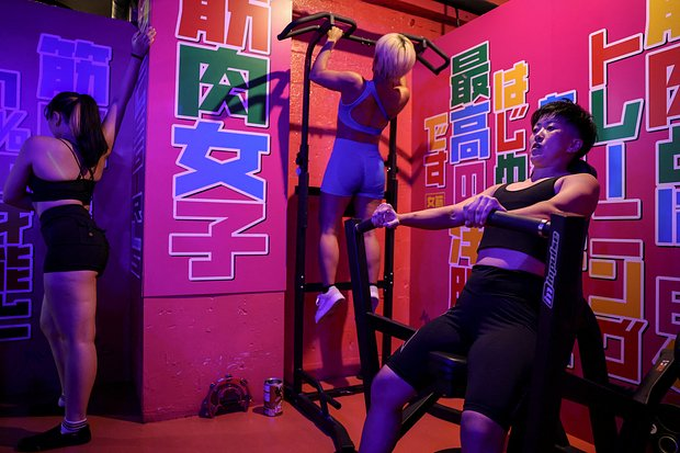 «Женщины красивы не худобой» Как бар, где суровые сотрудницы бьют посетителей, стал популярнее кафе с горничными и школьницами