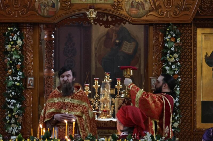 Свечи, молитвы и милостыня: фоторепортаж из храма Иоанна Богослова в день Радоницы