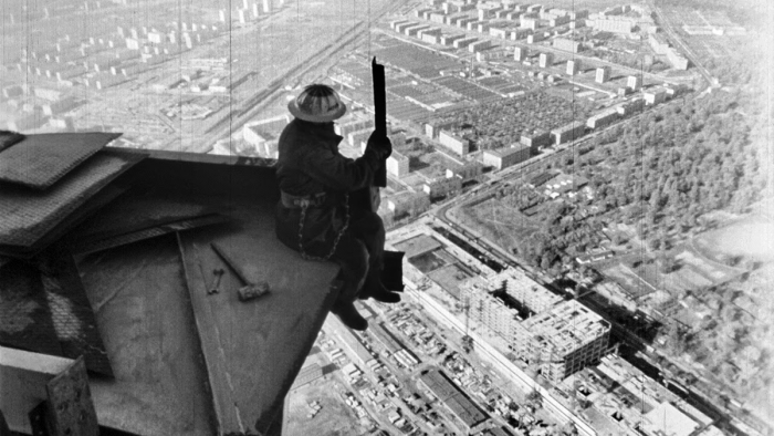 Останкинская башня стоит на фундаменте всего 4,6 метра. Почему она не падает?