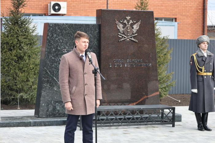 В Барнауле открыли первый в России памятник судебным приставам. Фото